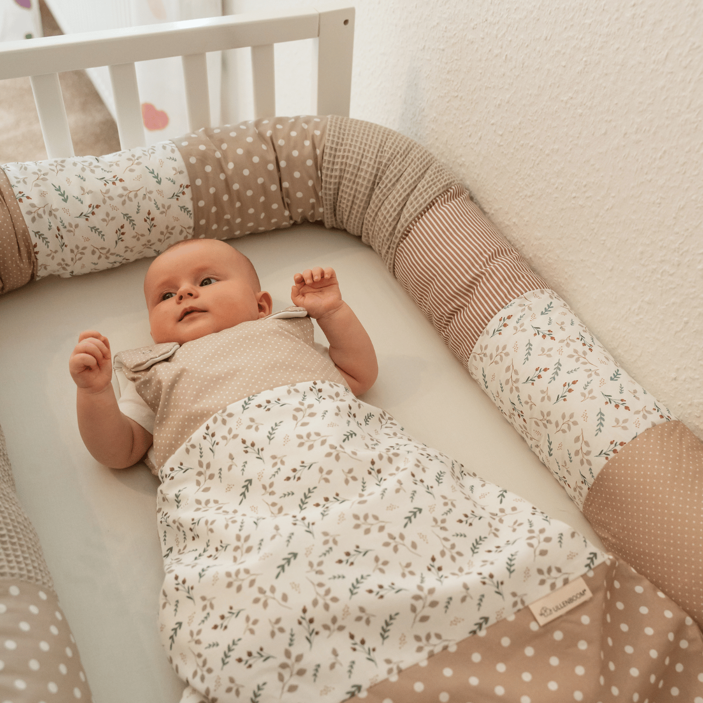 Sichere und geborgene Schlafumgebung für Babys: Warum eine Bettschlange sinnvoll sein kann
