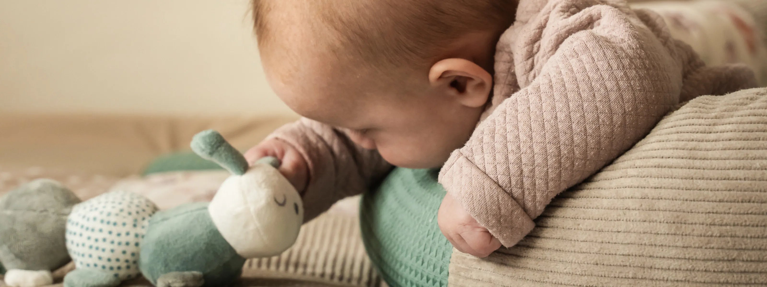 Sichere und geborgene Schlafumgebung für Babys: Warum eine Bettschlange sinnvoll sein kann-ULLENBOOM Baby