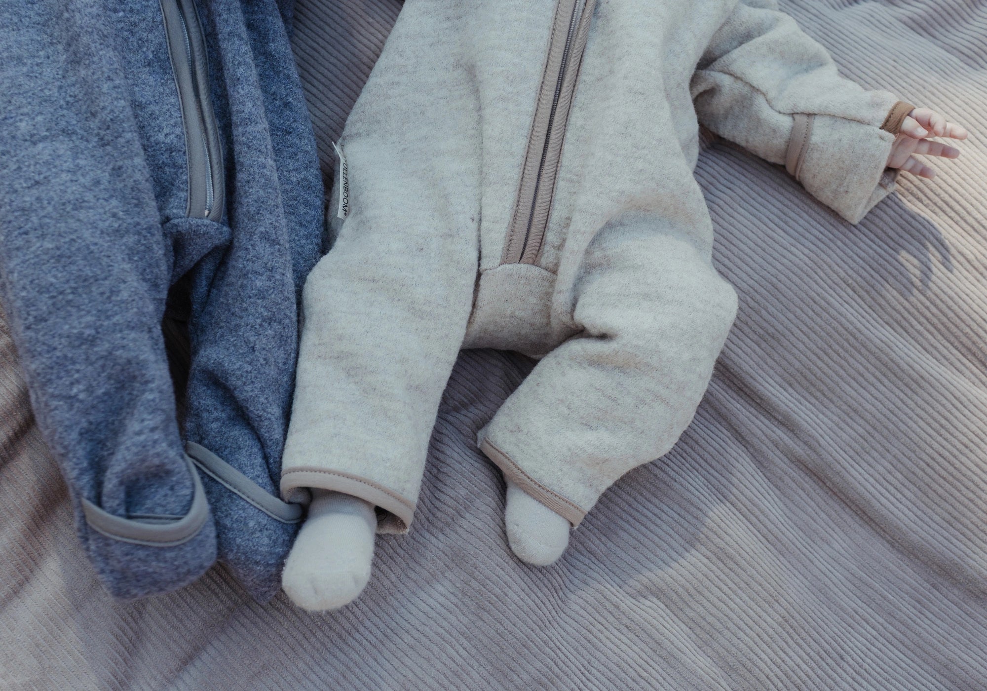 Babys in Wollwalk Sand und Grau auf Krabbeldecke Cord Sand ULLENBOOM