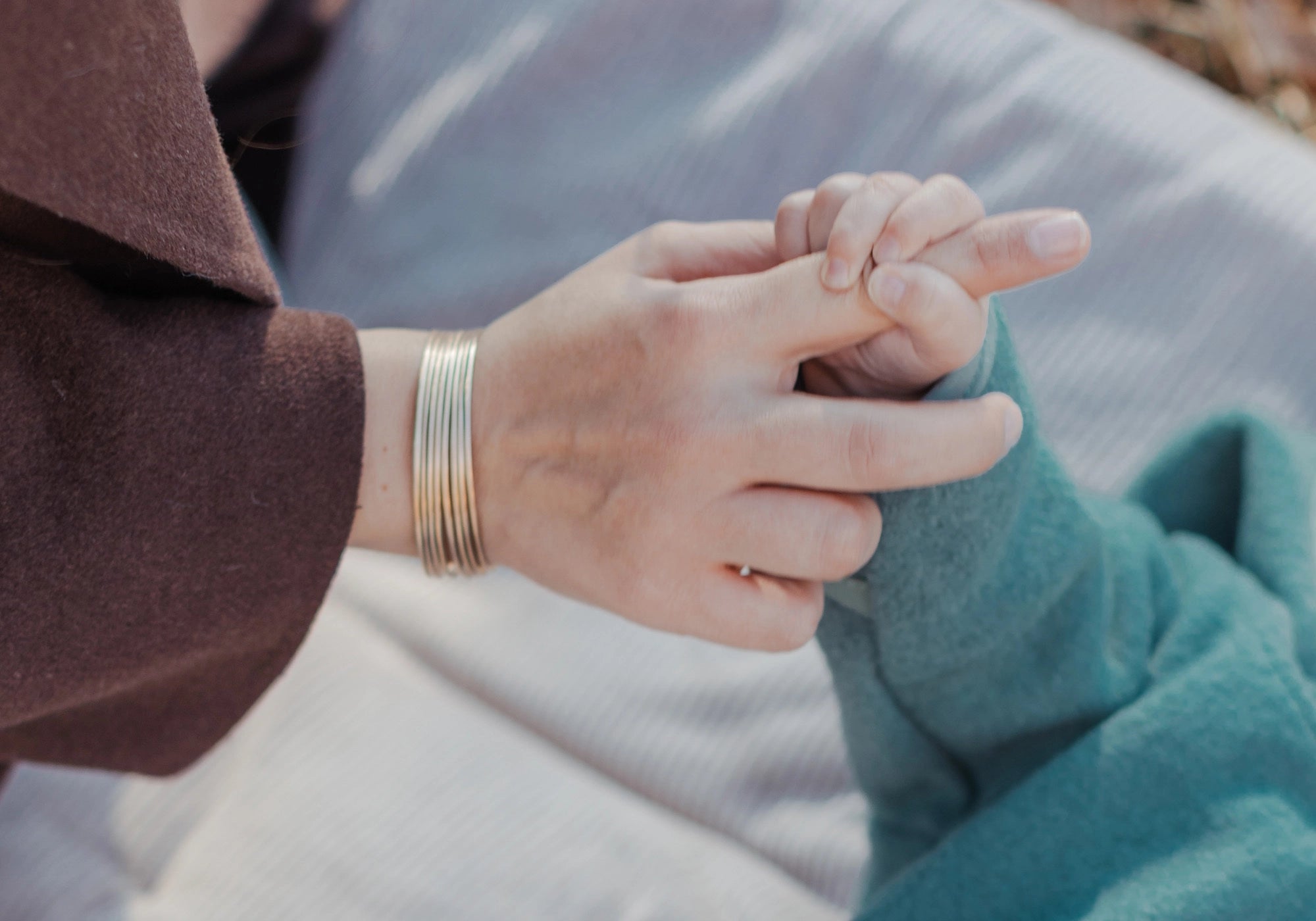 Lifestylefoto Baby in Wollwalk Salbeigrün auf Krabbeldecke Cord Sand ULLENBOOM