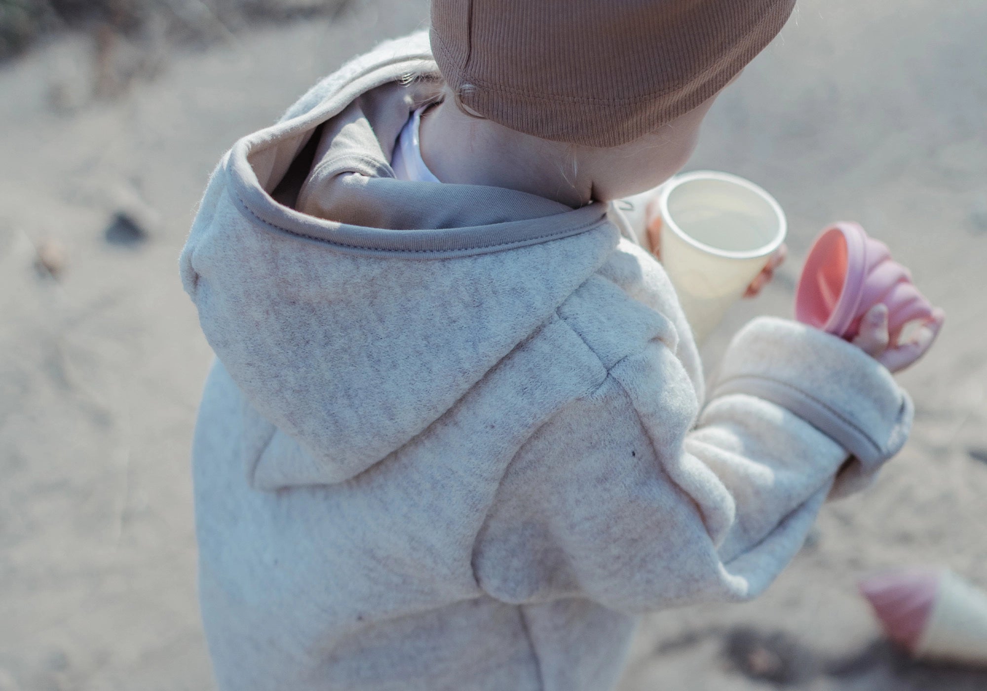 Spielendes Kind im Wollwalk Sand ULLENBOOM