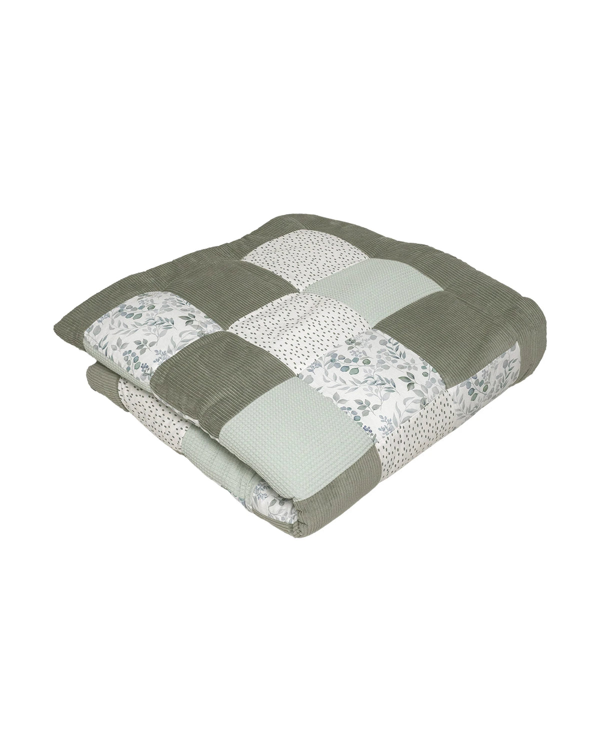 Gefaltete Krabbeldecke Blattliebe mit Patchwork-Design aus grünem Cord, Waffelstoff und Eukalyptus-Muster auf weißem Baumwollstoff.