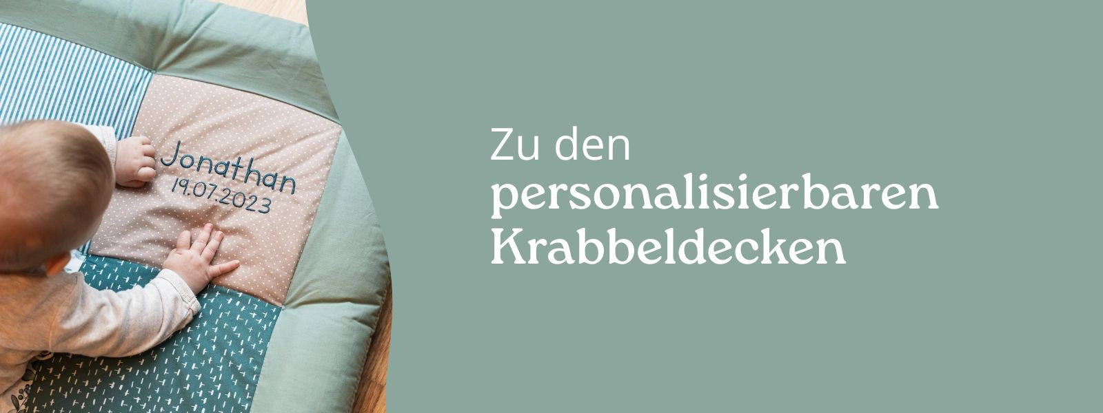 Baby auf einer personalisierten Krabbeldecke mit hellblauen, beigen und mintgrünen Stofffeldern, Name "Jonathan" und Datum.