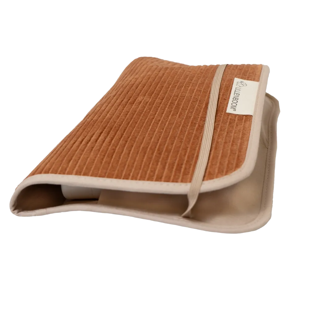 ULLENBOOM Windeltasche aus geripptem Cord in Karamell, mit beigem Rand und Gummibandverschluss.