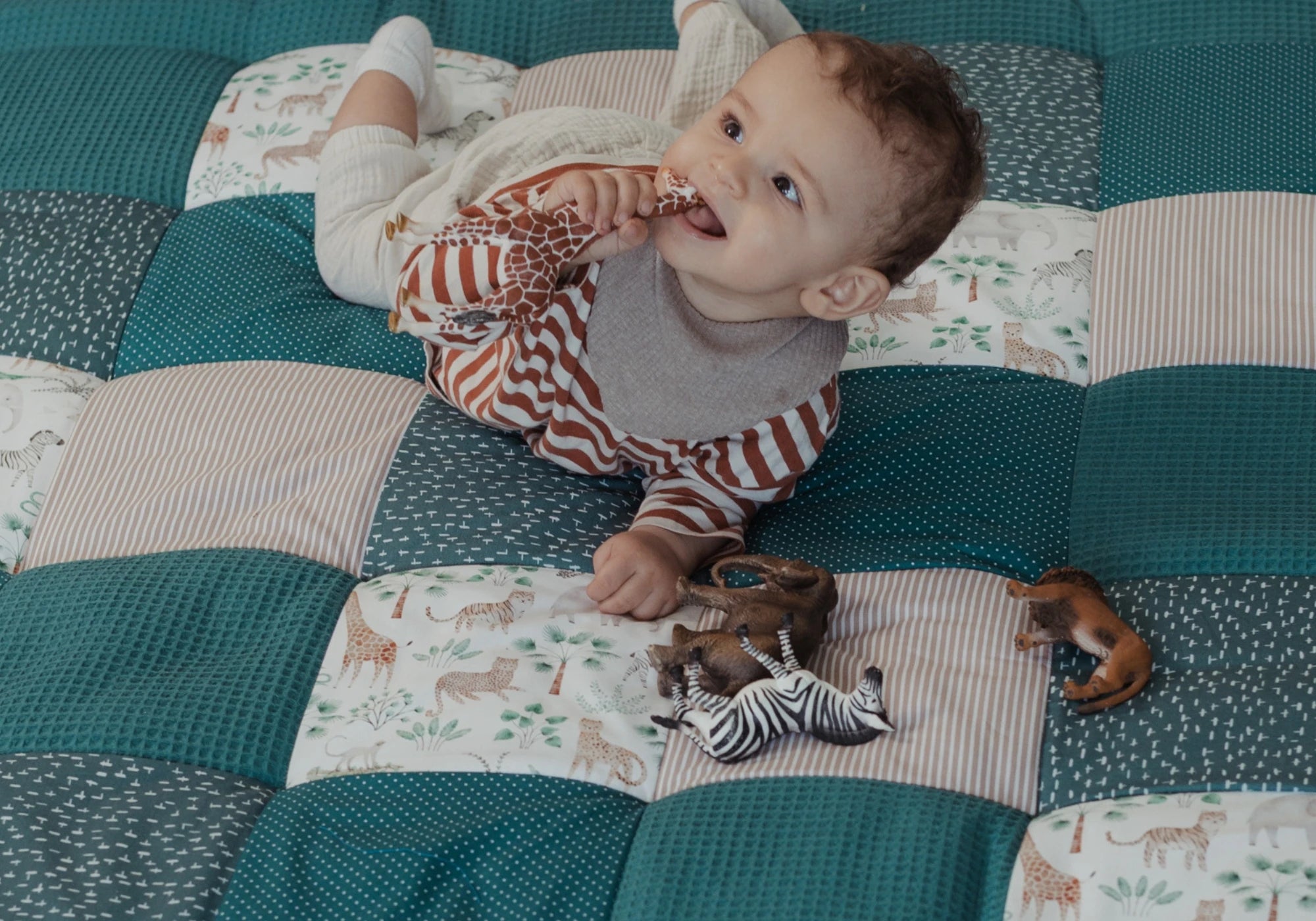 Madagaskar Vorstellung Design - Baby auf Krabbeldecke
