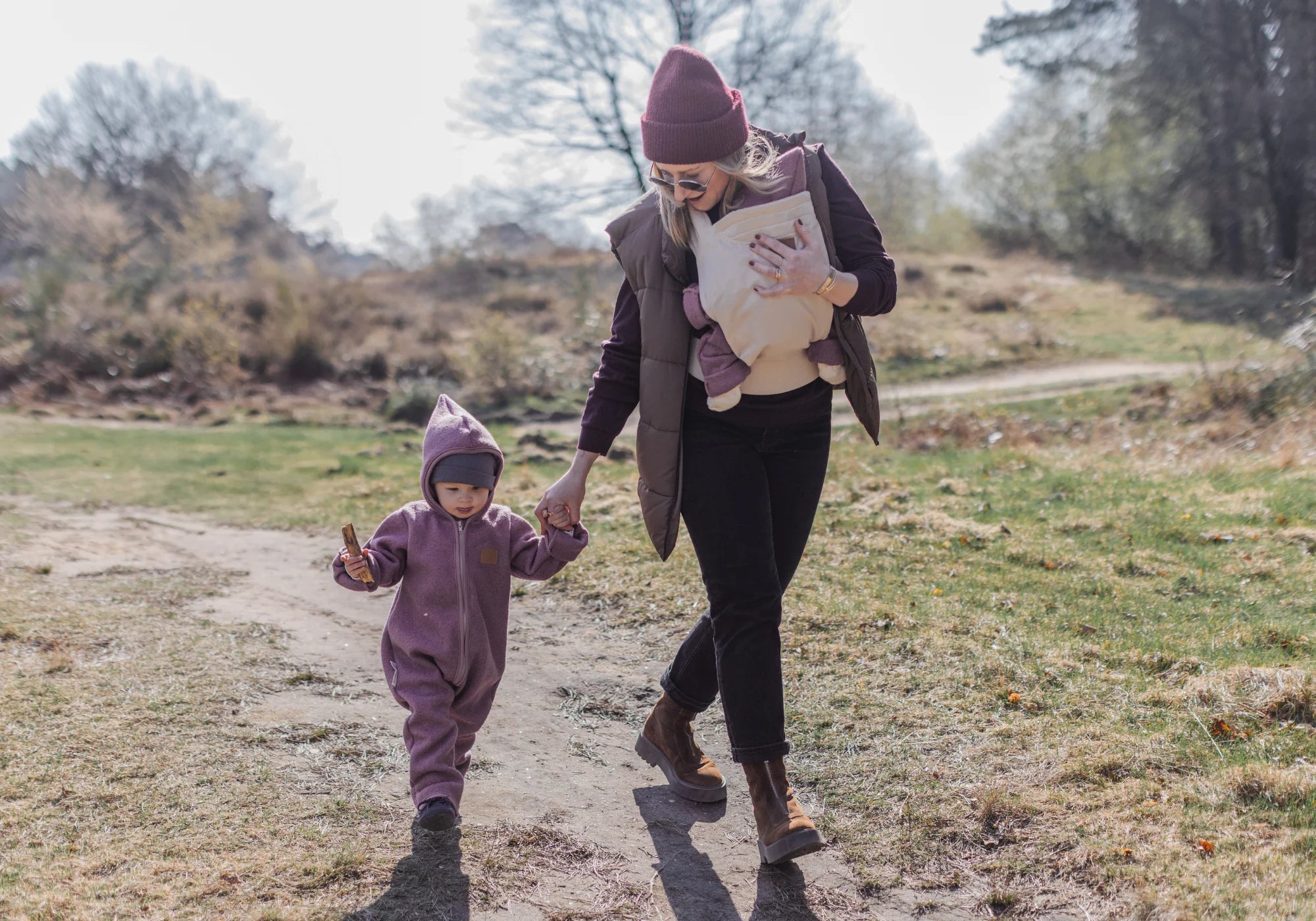 Kind mit Mutter an der Hand und Baby in Babytrage im Wollwalk Beere - ULLENBOOM