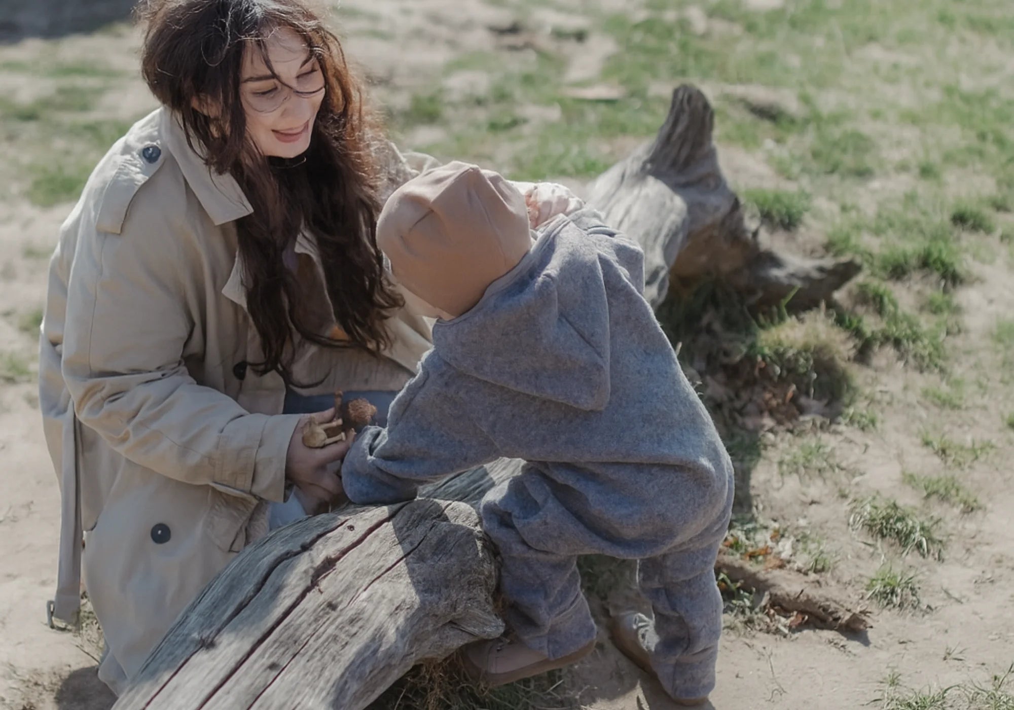 Bewegungsfreiheit im Wollwalk Grau - Kind und Mutter spielen draußen - ULLENBOOM