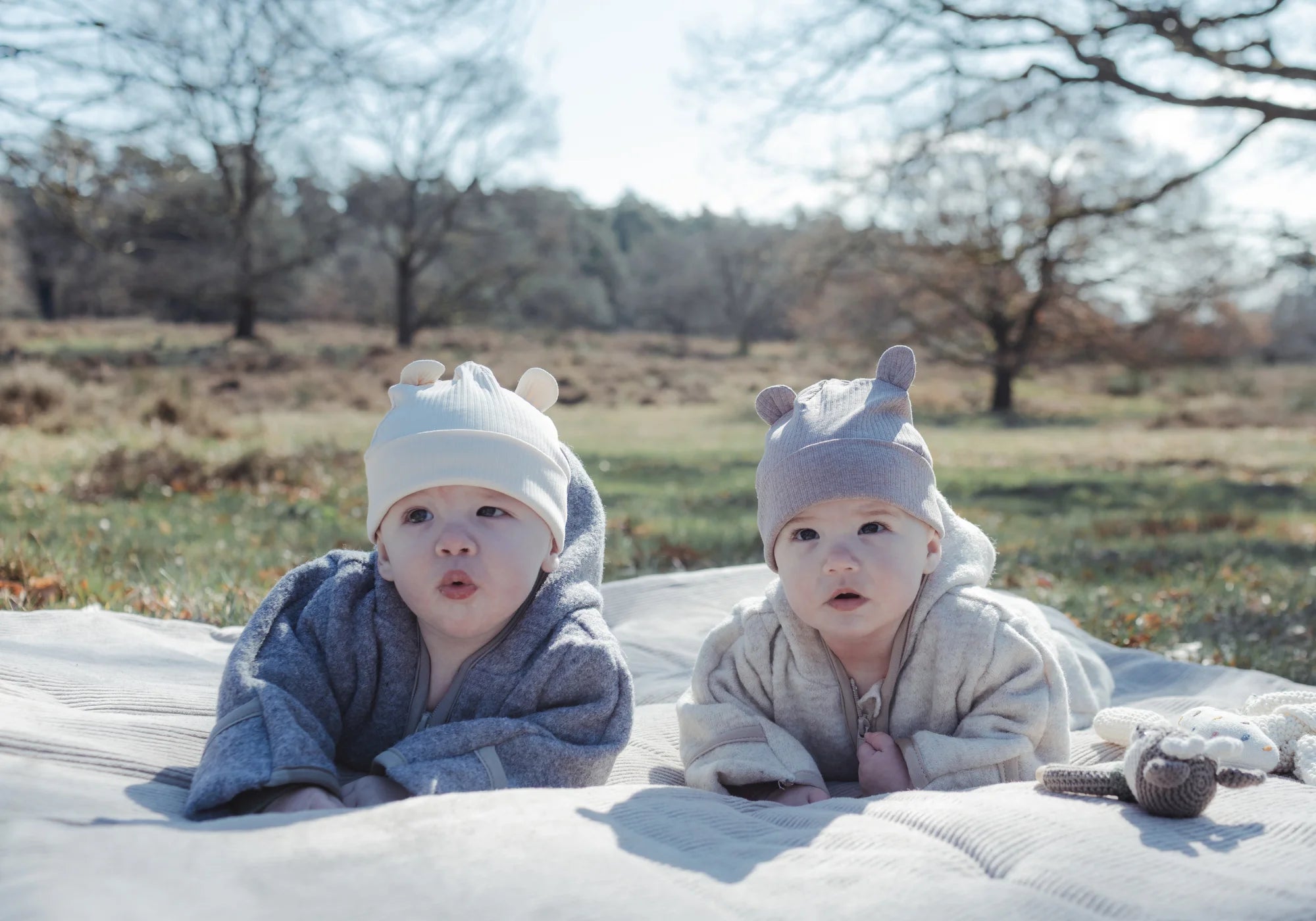 Babys auf Krabbeldecke Cord Sand mit Wollwalks Grau und Sand - ULLENBOOM