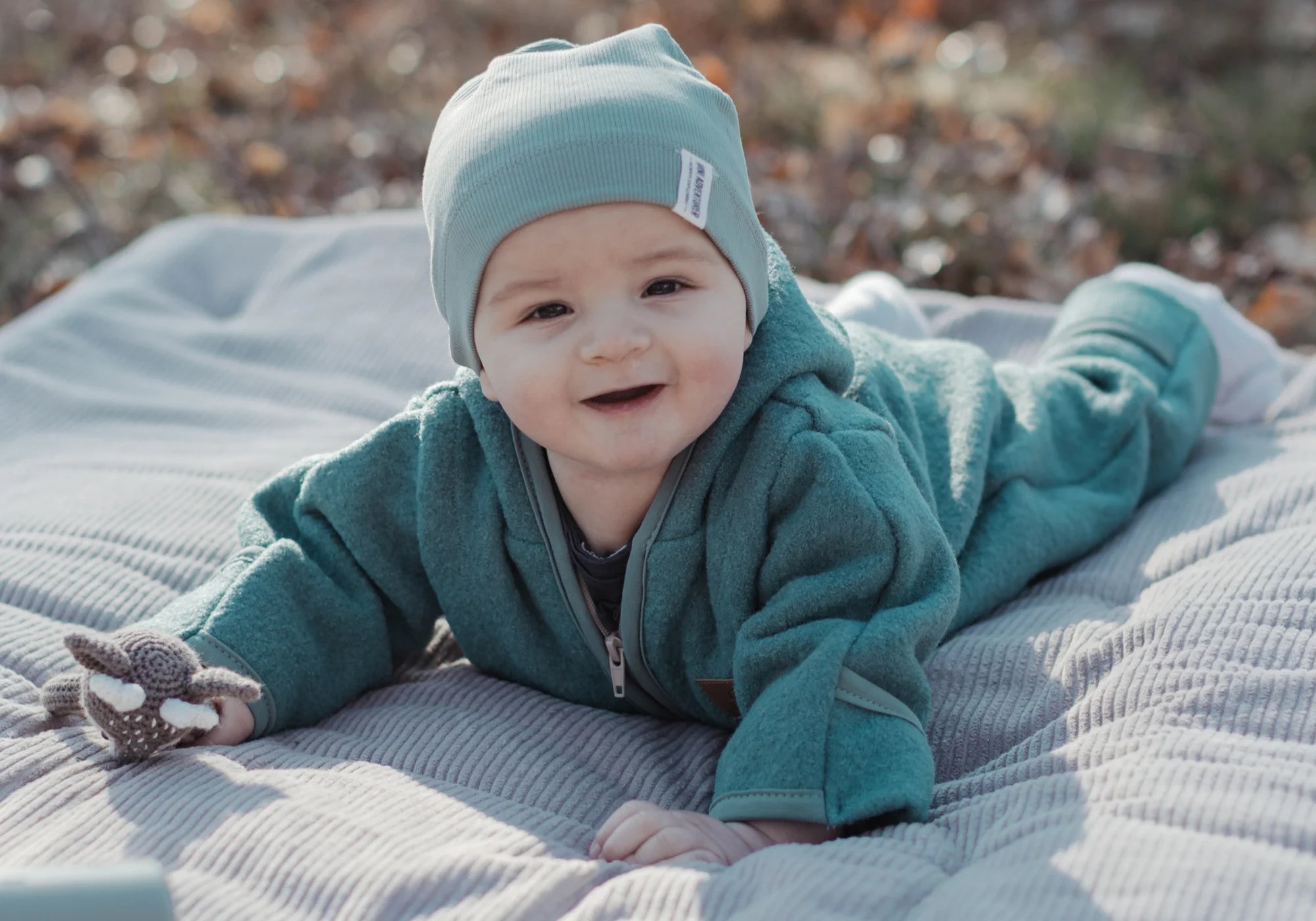 ULLENBOOM Wollwalk Salbeigrün - Baby auf Krabbeldecke Cord Sand