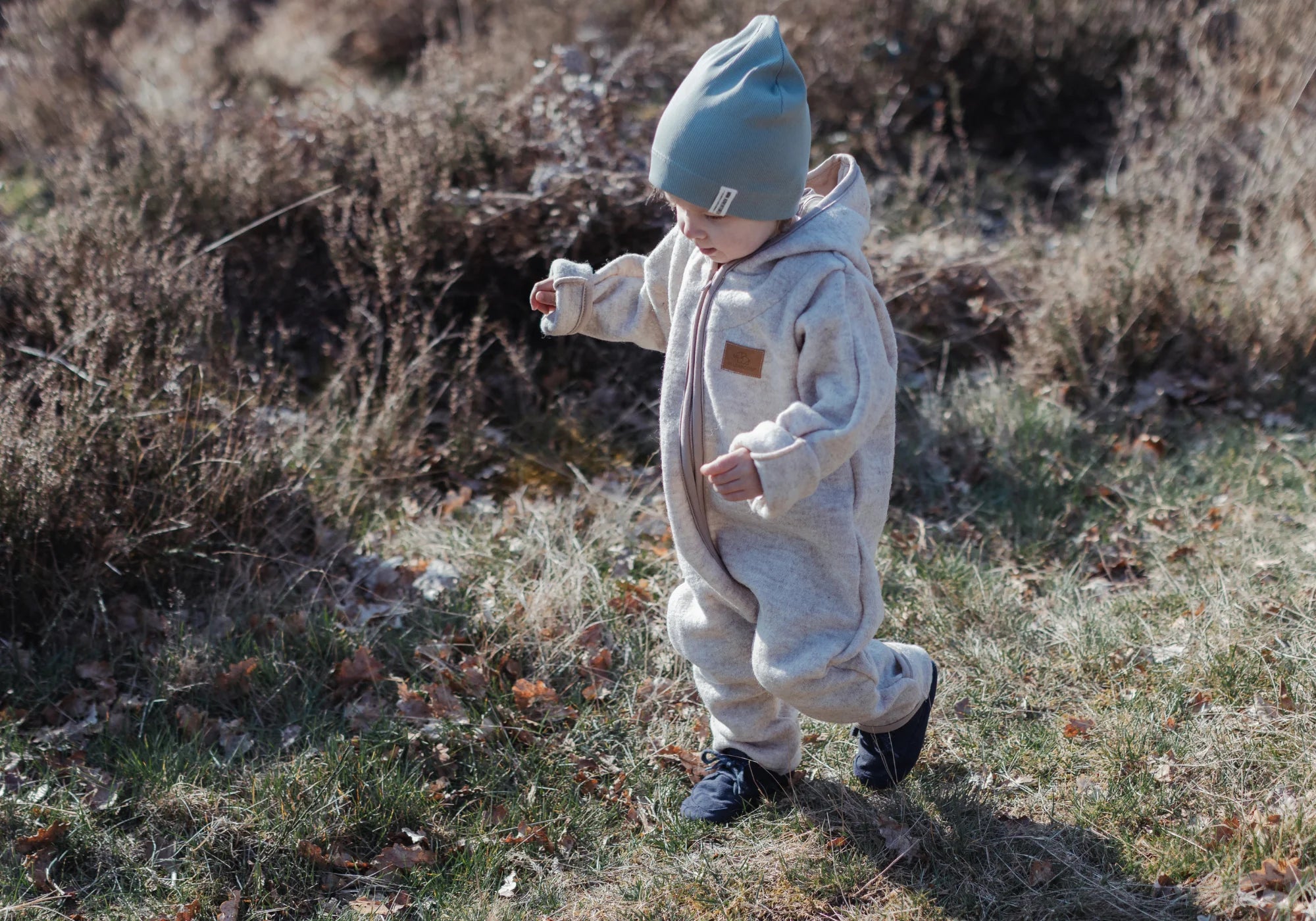 Wollwalk Sand - Kind im Wollwalk draußen - ULLENBOOM