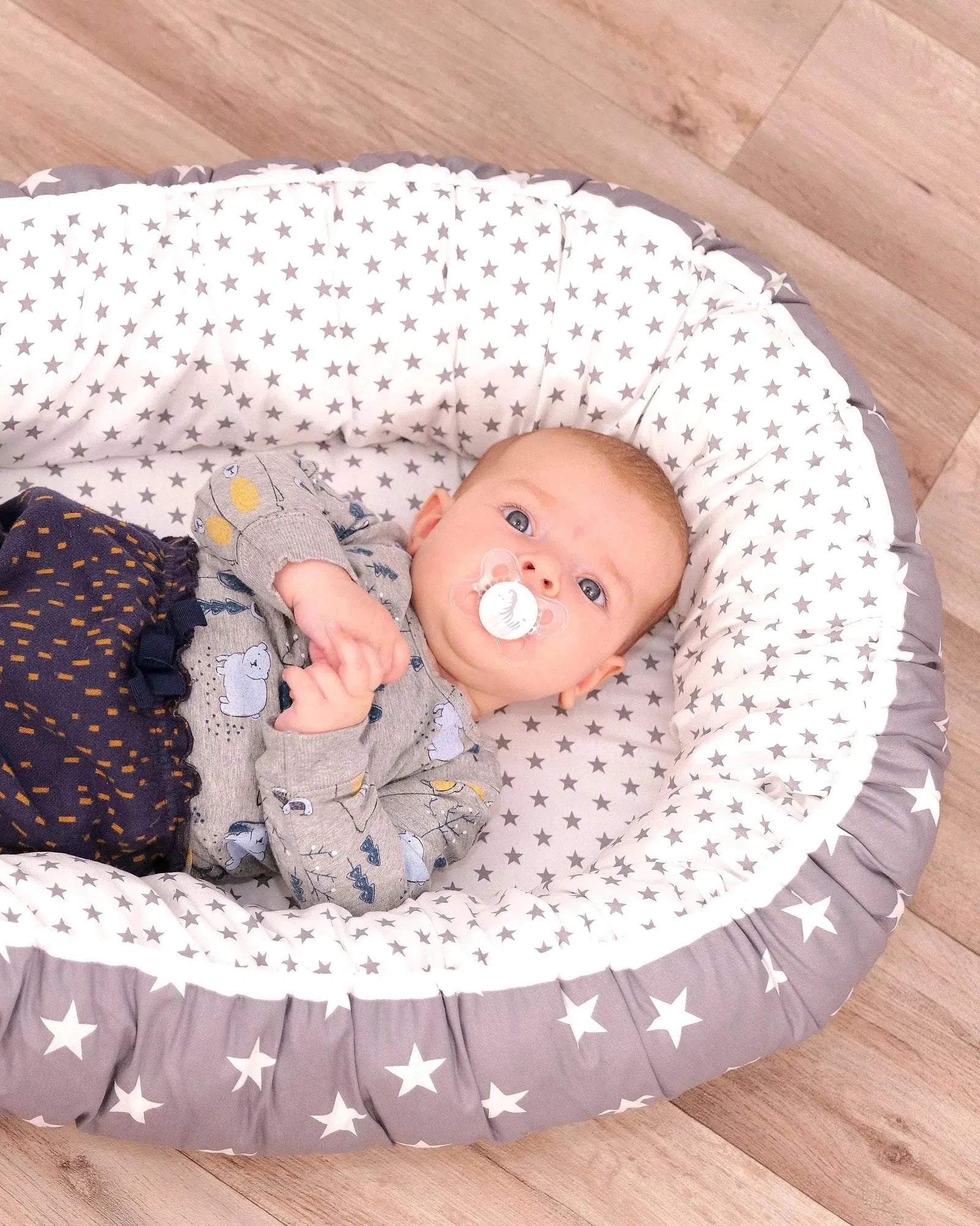 Babynest mit Einlage GRAUE STERNE-ULLENBOOM-55 x 95 cm-ULLENBOOM Baby