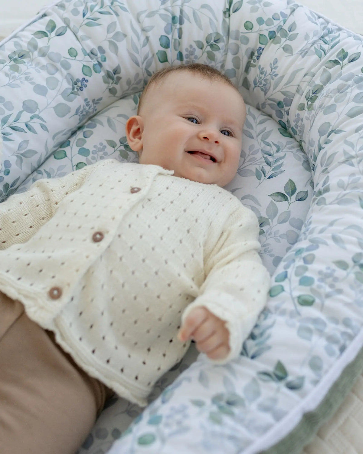 Babynest Cord Eukalyptus im Kinderzimmer
