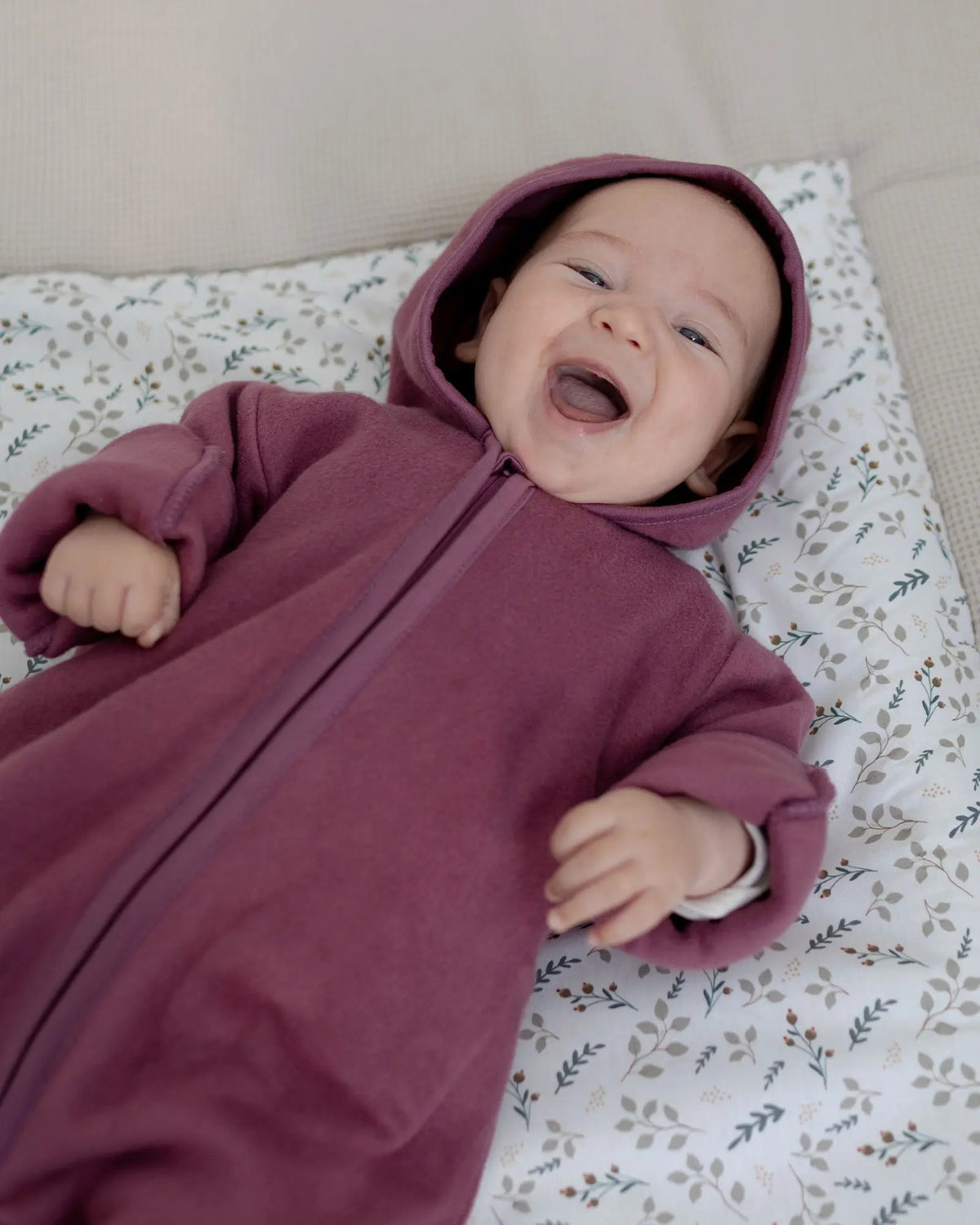Baby im Baumwoll-Fleece Overall Beere Größe 50-56