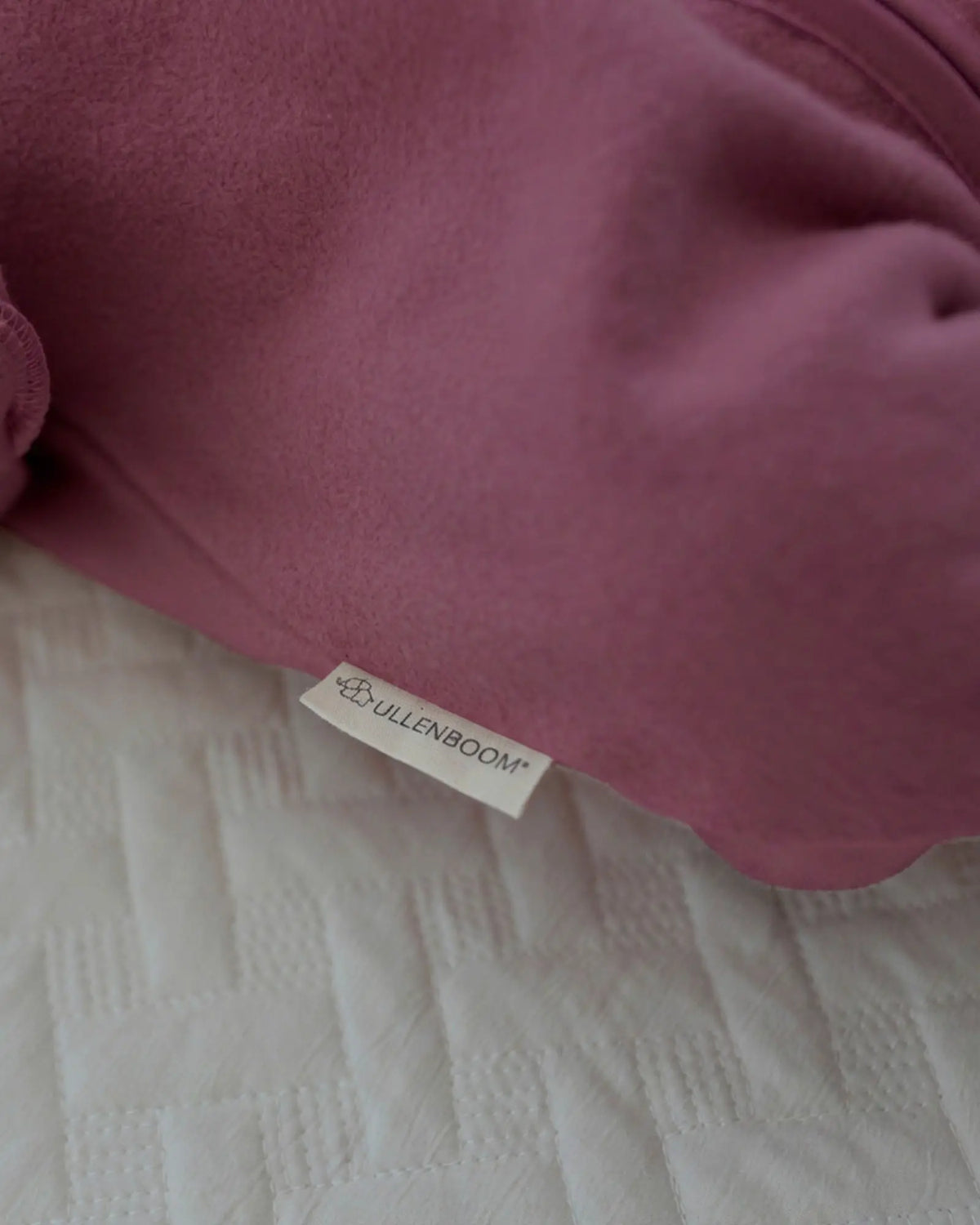 Stoffdetail mit ULLENBOOM Label am Baumwoll-Fleece Overall Beere