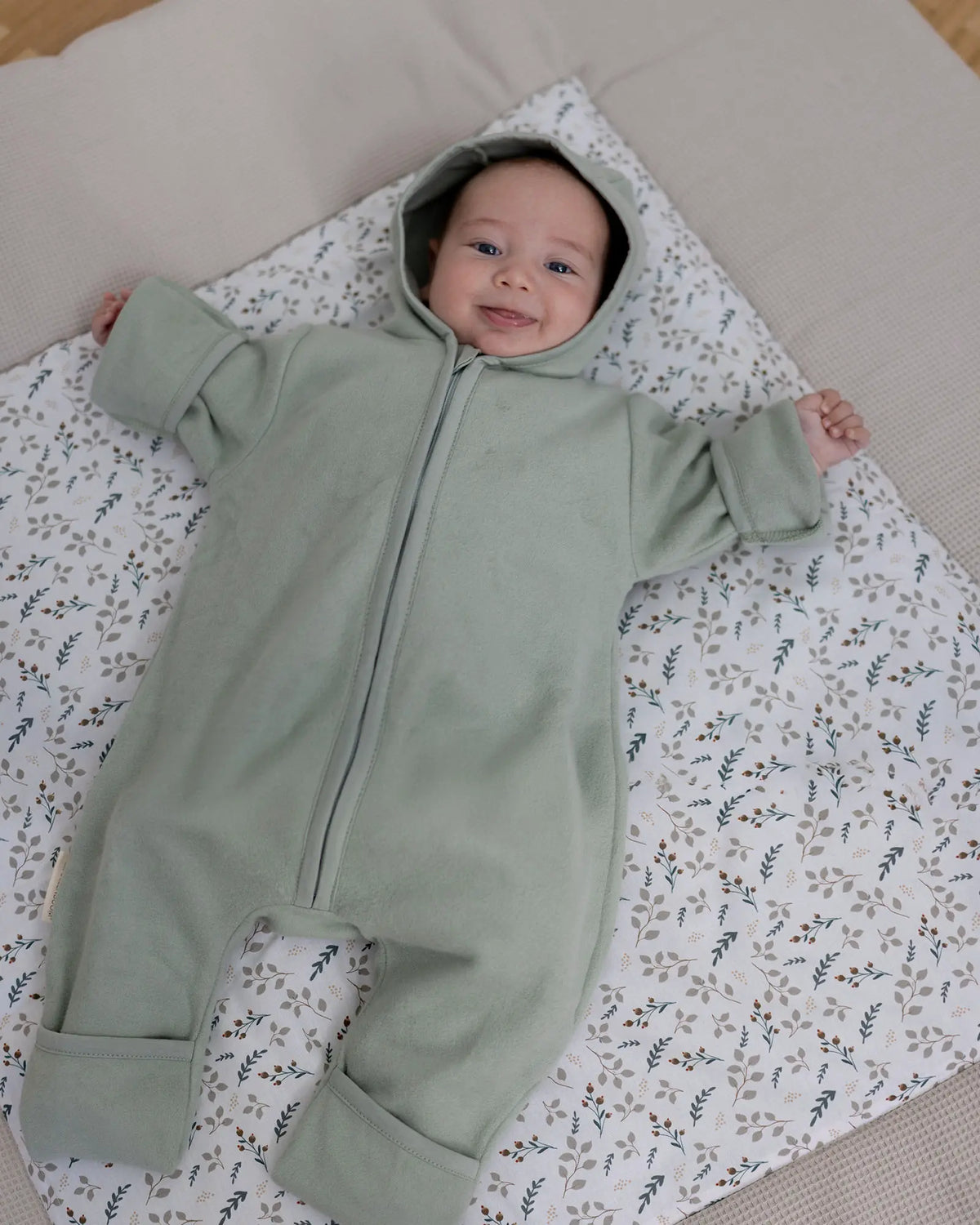 Baby im Baumwoll-Fleece Overall Eukalyptus Grün Größe 50-56