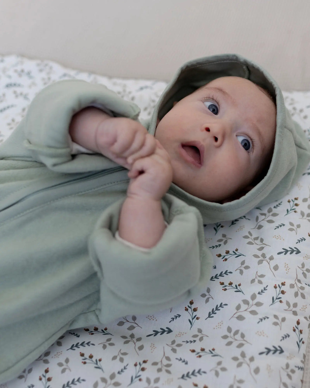 Baby im Baumwoll-Fleece Overall Eukalyptus Grün in Bauchlage