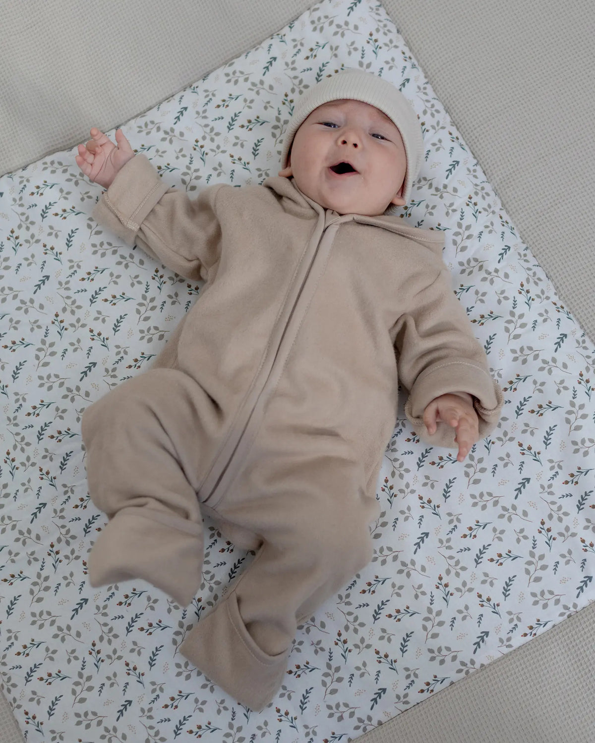 Baby im Baumwoll-Fleece Overall Hafer Beige Größe 50-56