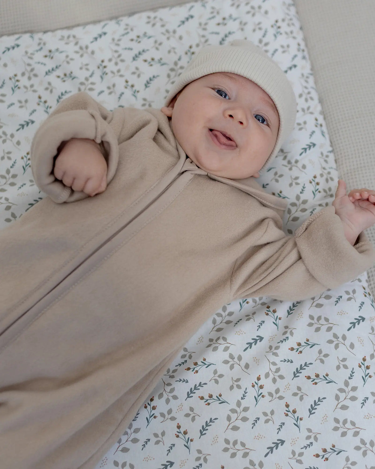 Baby im Baumwoll-Fleece Overall Hafer Beige beim Spielen
