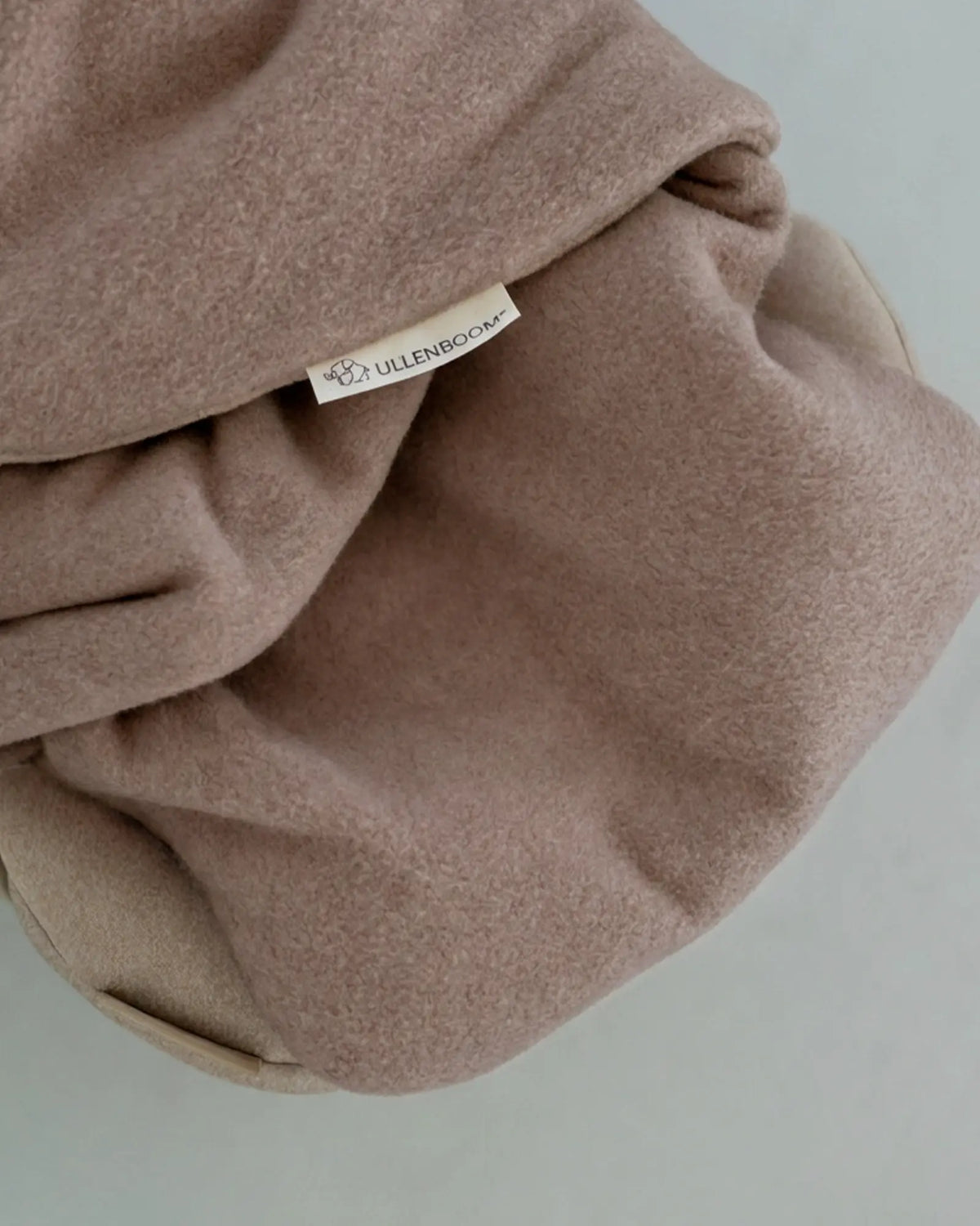 Detailansicht des mokkafarbenen Baumwoll-Fleece mit ULLENBOOM Label