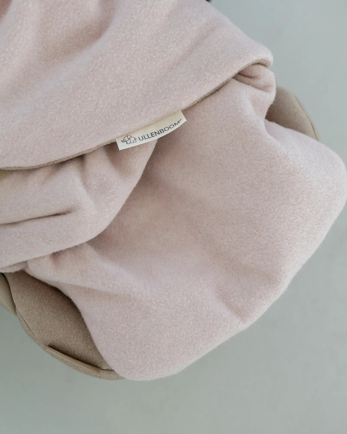Detailansicht des rosé melierten Baumwoll-Fleece mit ULLENBOOM Label