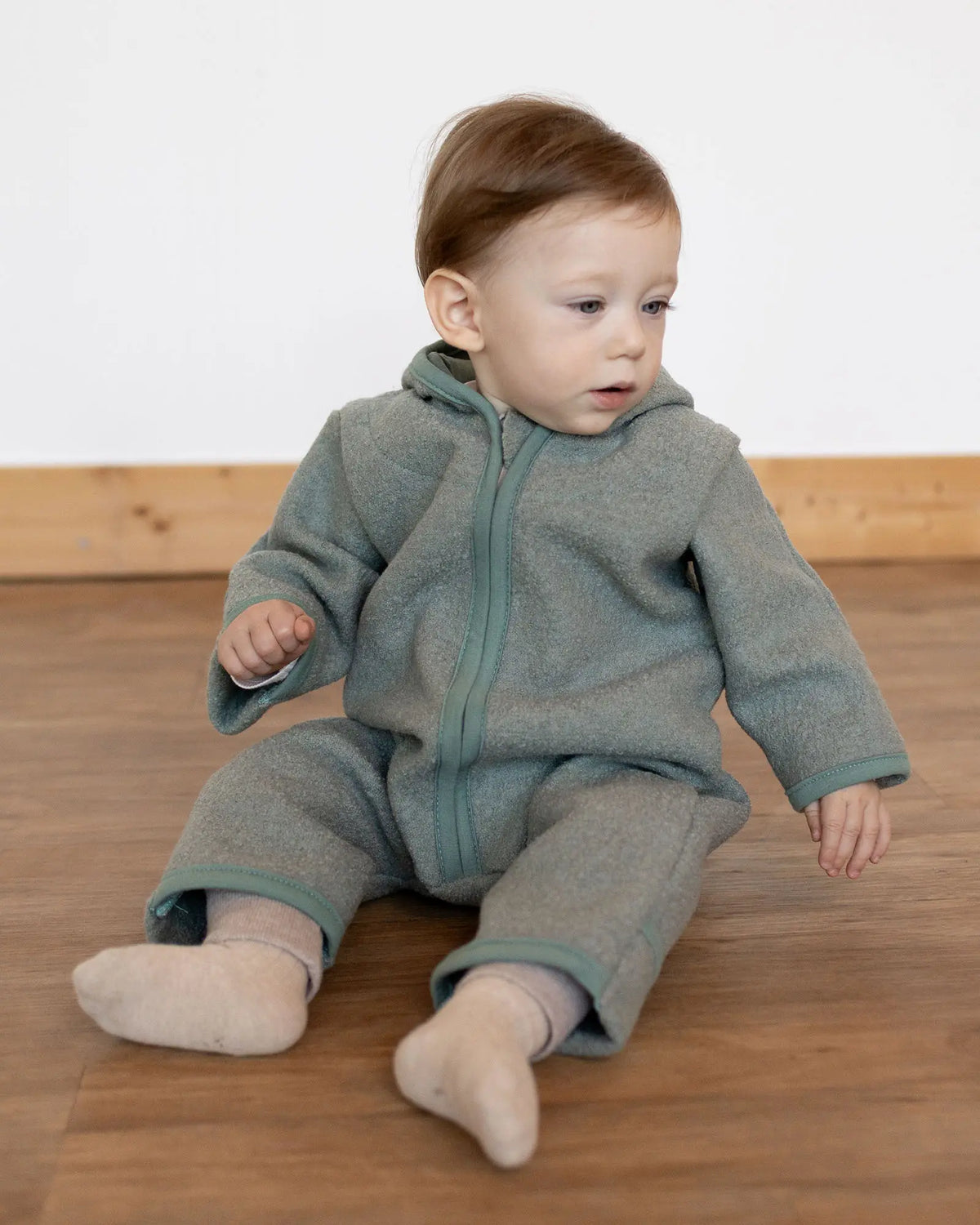 Kind im Wollwalk Overall Eukalyptus Grün Größe 86-92 im Sitzen