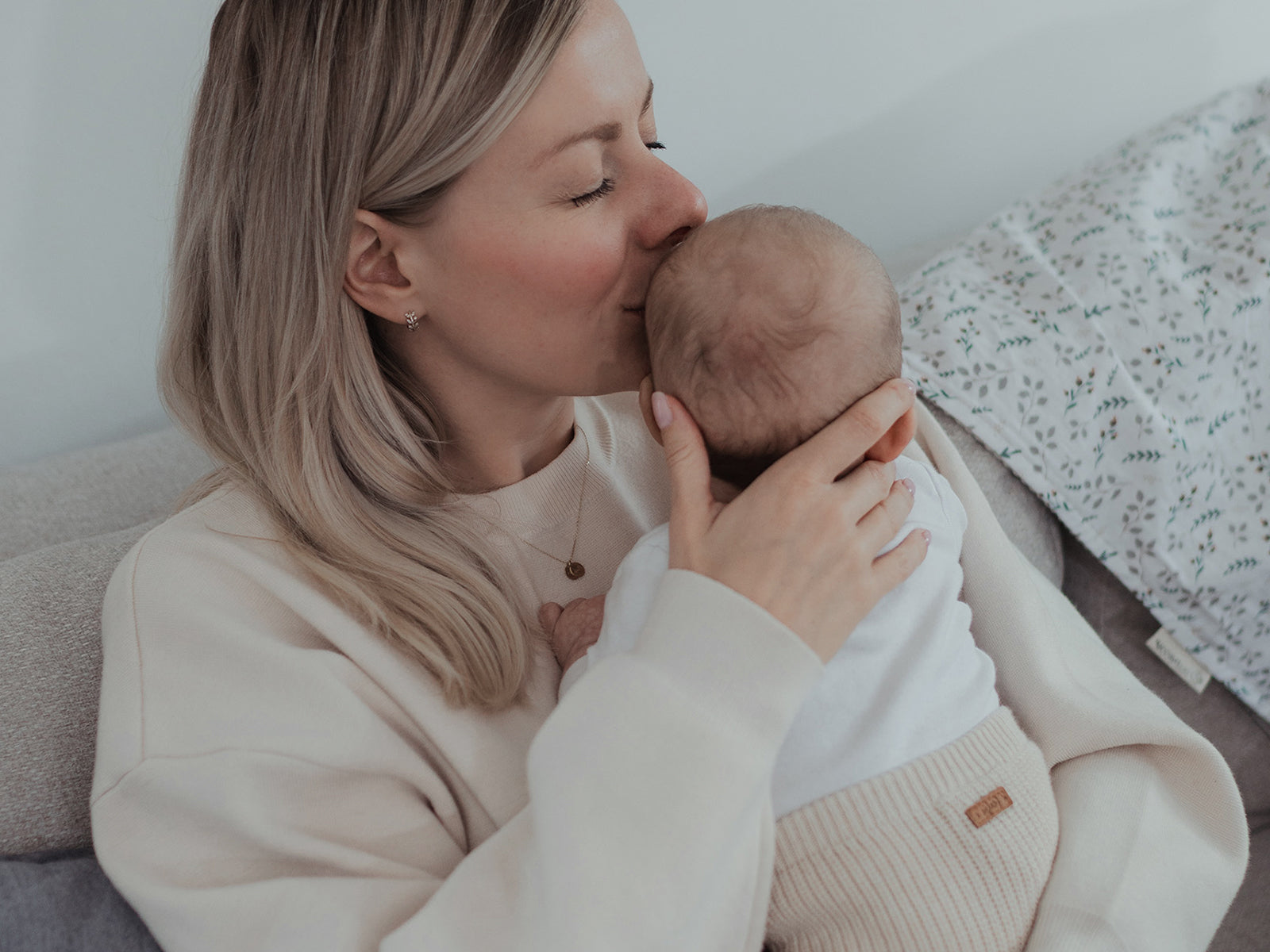 ULLENBOOM® Muttertag – Mutter mit Kind auf dem Arm.