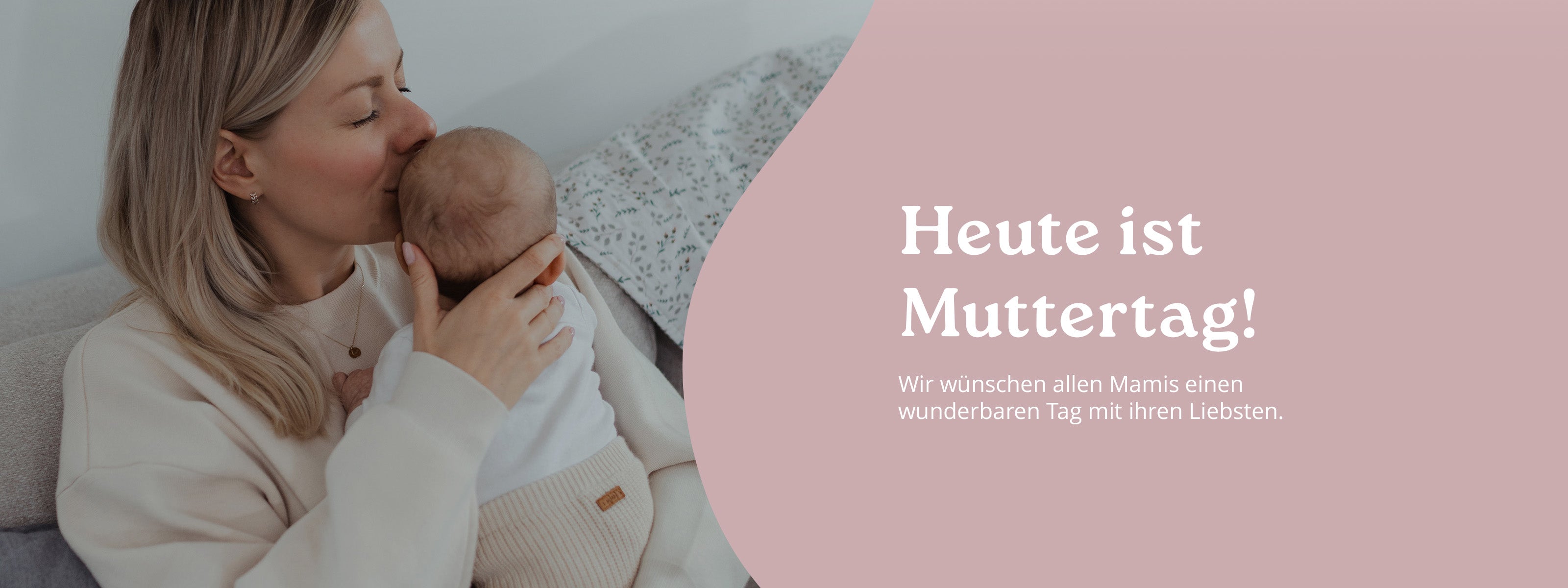 Eine junge Mutter küsst ihr Baby zärtlich auf den Kopf, daneben ein rosafarbenes Feld mit dem Text "Heute ist Muttertag!".