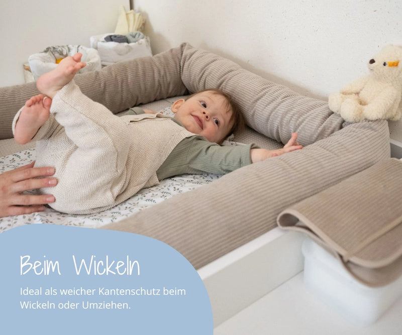 ULLENBOOM Baby Bettschlange Ideal als weicher Kantenschutz beim Wickeln oder Umziehen.