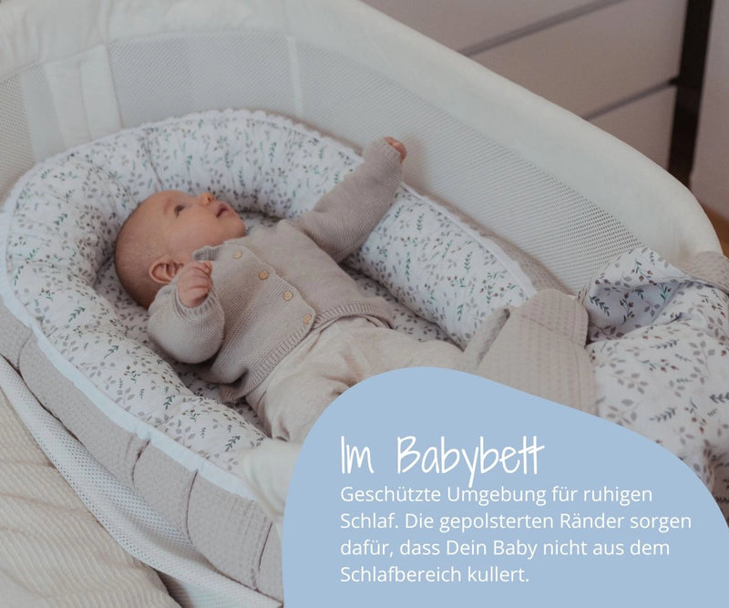 Im Babybett - Geschützte Umgebung für ruhigen Schlaf. Baby kullert nicht aus Schlafbereich. ULLENBOOM Babynest