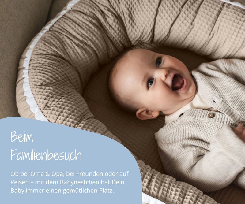 Beim Familienbesuch -  Babynest bietet Baby überall gemütlichen Platz. ULLENBOOM Babynest