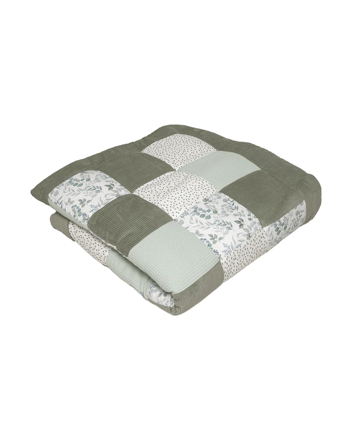 Zusammengefaltete Krabbeldecke Blattliebe mit Patchwork-Design aus grünem Cord, Waffelstoff und Eukalyptus-Blättermuster.