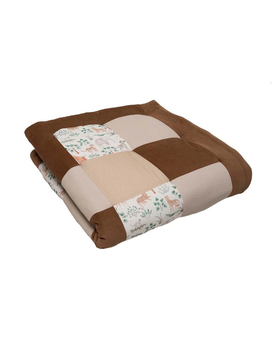 Gefaltete Krabbeldecke Safari Braun mit Patchwork-Design aus braunem Feincord, beigem Waffelstoff und Tiermotiv-Baumwolle.