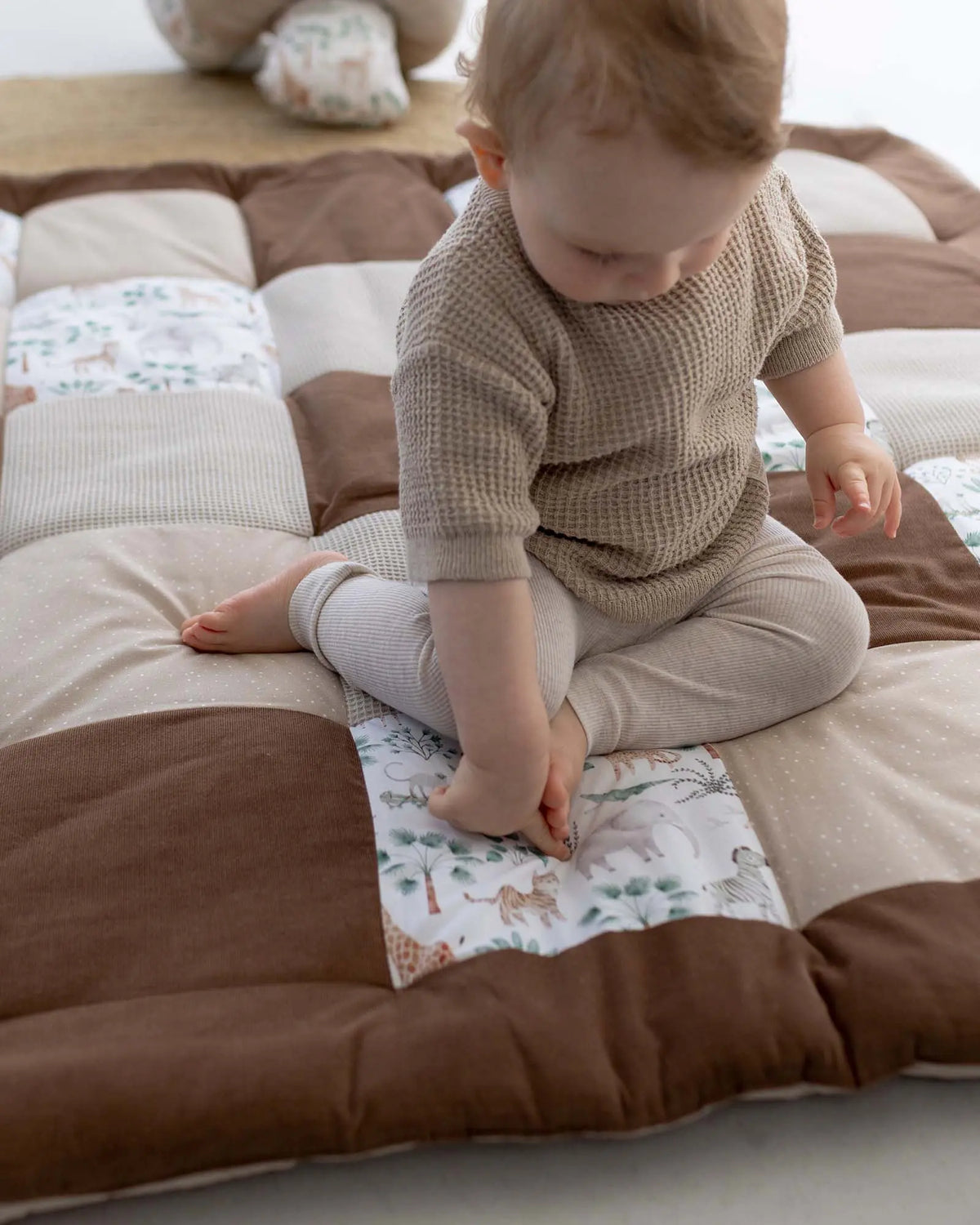 Krabbeldecke Safari Braun 140 x 140 cm – Lifestyle-Detailansicht