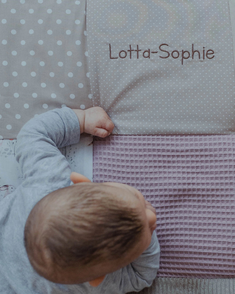 Personalisierbare Krabbeldecke MÄRCHENWALD-ULLENBOOM Baby