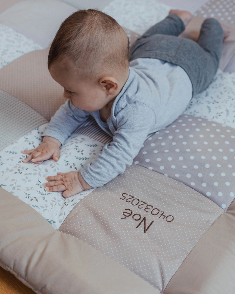 Personalisierbare Krabbeldecke SANDBLUME-ULLENBOOM Baby