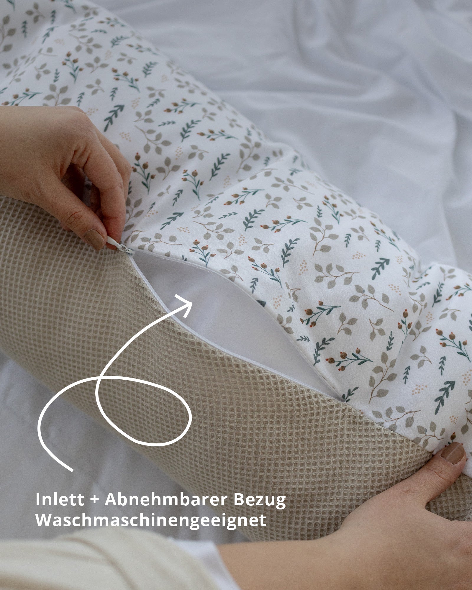 Stillkissen mit abnehmbarem Bezug in Mint-Feincord und floral gemustertem Inlett, Reißverschluss sichtbar.