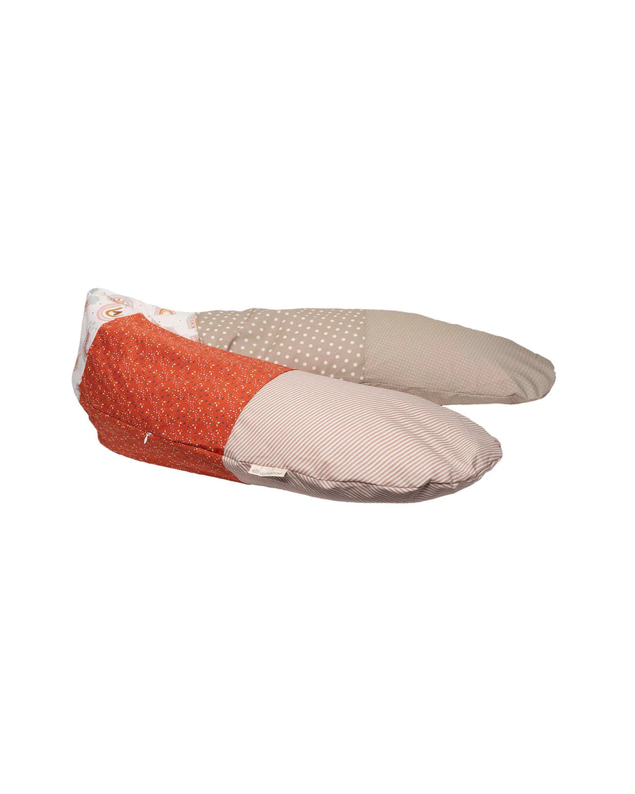 Stillkissen mit Regenbogen-Design, bestehend aus orangefarbenen und beigefarbenen Baumwollstoffen mit Mustern.