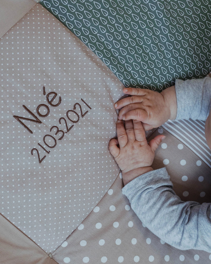 ULLENBOOM personalisierbare Krabbeldecke Blätterzauber 