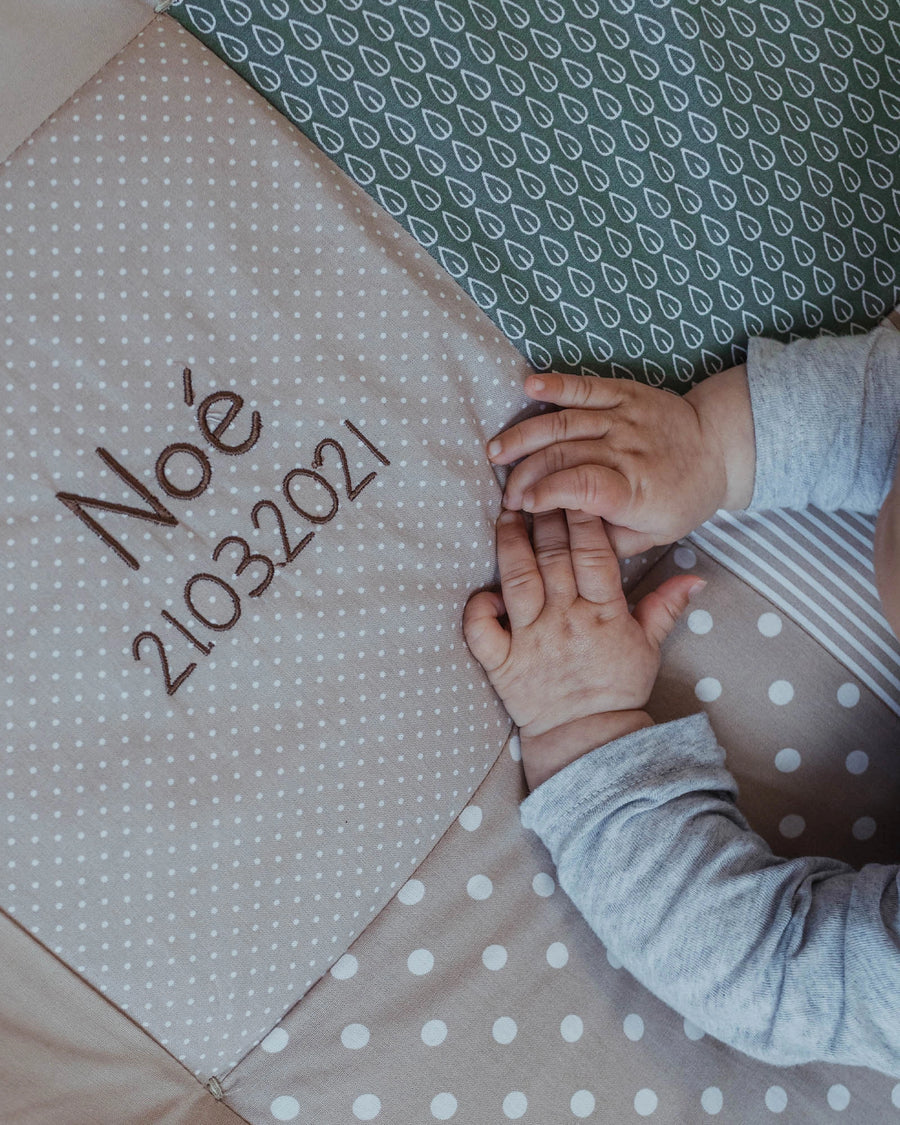 ULLENBOOM personalisierbare Krabbeldecke Blätterzauber 