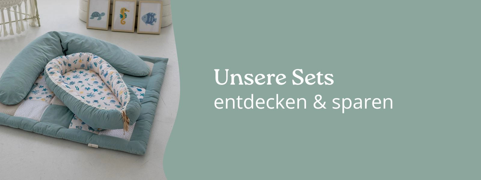 Baby-Nestchen und Spielmatte in Mintgrün mit Meeresmotiv, umgeben von passenden Kissen als Baby-Menü-Banner-Sets.