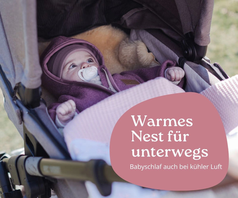 Baby im Kinderwagen mit Wollwalk Beere ULLENBOOM - mobil