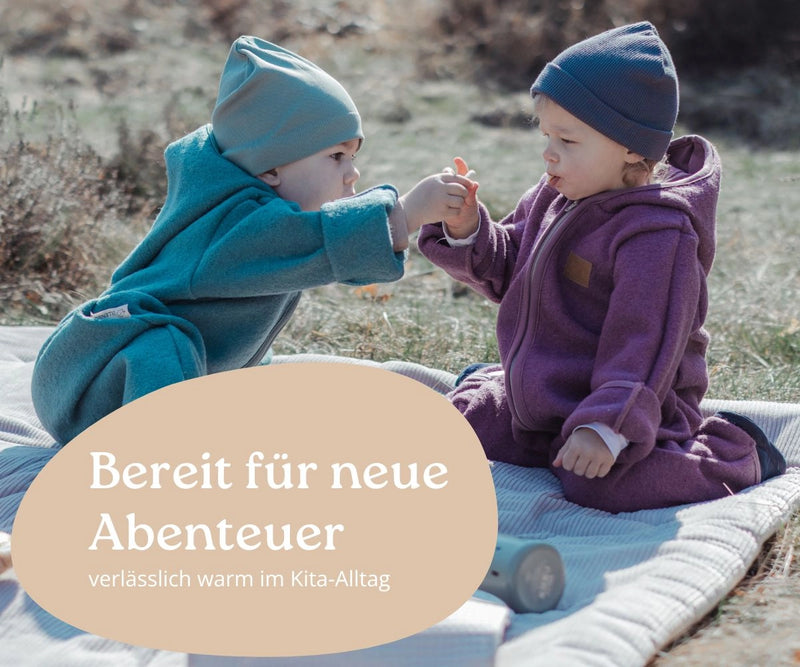 Lifestylebild zwei Kinder im Wollwalk Salbeigrün und Beere auf Krabbeldecke Cord Sand - Wollwalk perekt für Kita ULLENBOOM - mobil