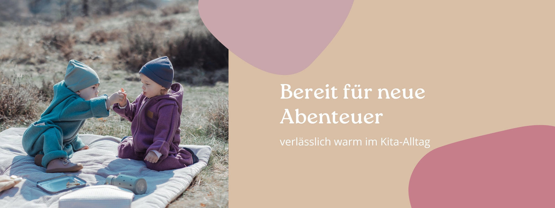 Lifestylebild zwei Kinder im Wollwalk Salbeigrün und Beere auf Krabbeldecke Cord Sand - Wollwalk perekt für Kita ULLENBOOM
