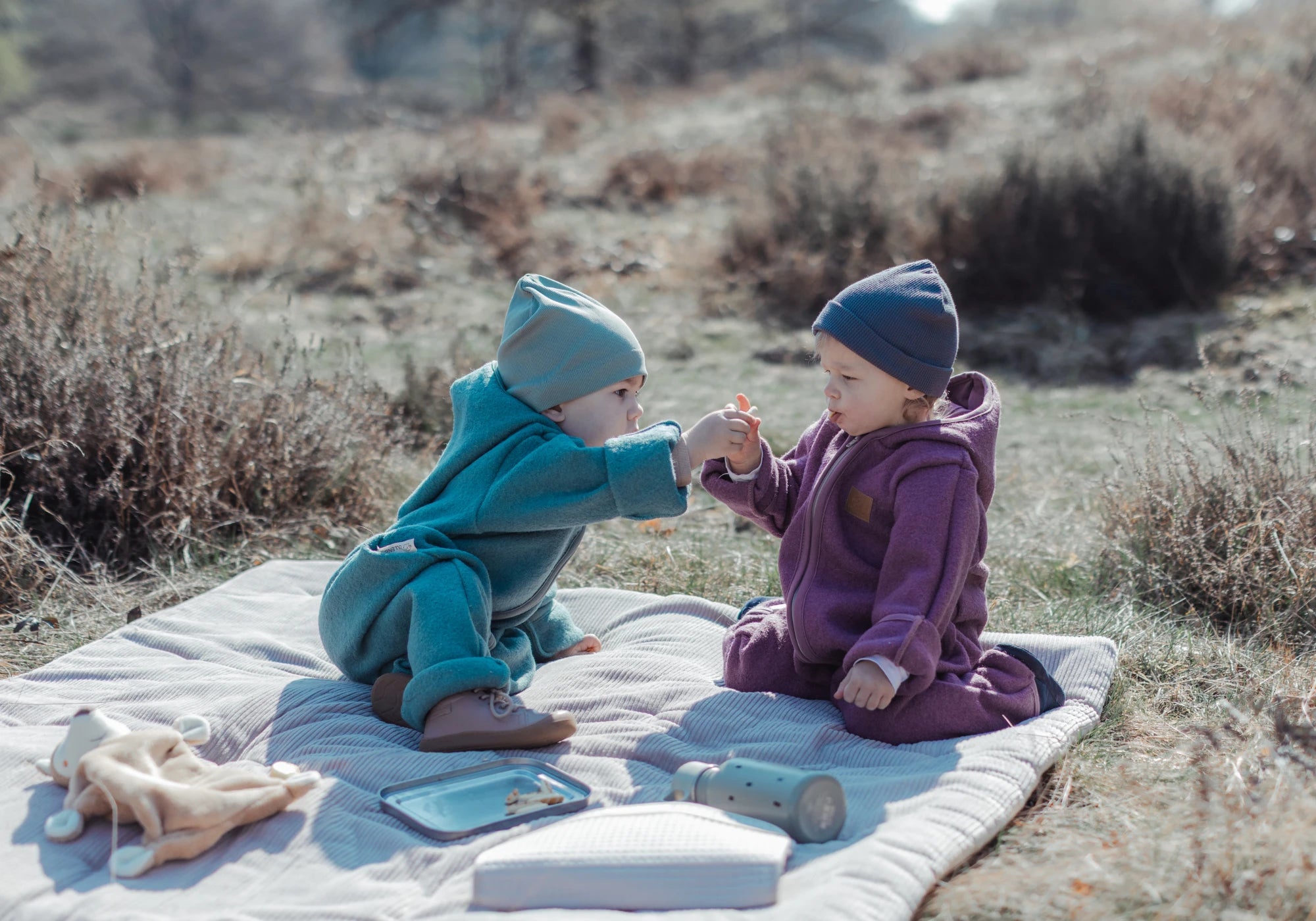Babys auf Krabbeldecke Cord Sand mit Wollwalk Salbeigrün und Beere