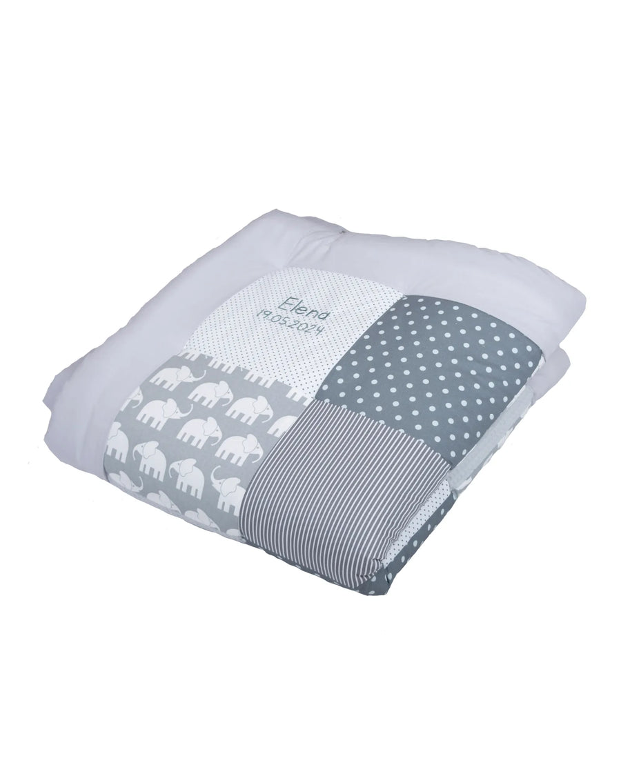 Ullenboom-patchwork-krabbeldecke-personalisierung-graue-elefanten-100x100-gefaltet_1d4d5208-73d4-4982-9a01-1e2d3f8216f9-ULLENBOOM Baby