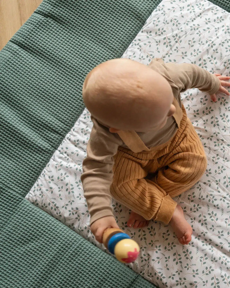 Krabbeldecke & Laufgittereinlage Waffel Motiv FLORAL GRÜN-ULLENBOOM-ULLENBOOM Baby