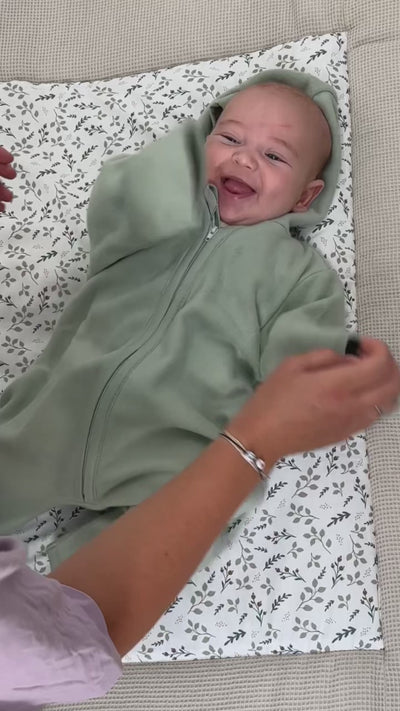 Baumwoll-Fleece Overall von ULLENBOOM im Video – weicher Stoff, Reißverschluss und Beinchen mit Überlänge