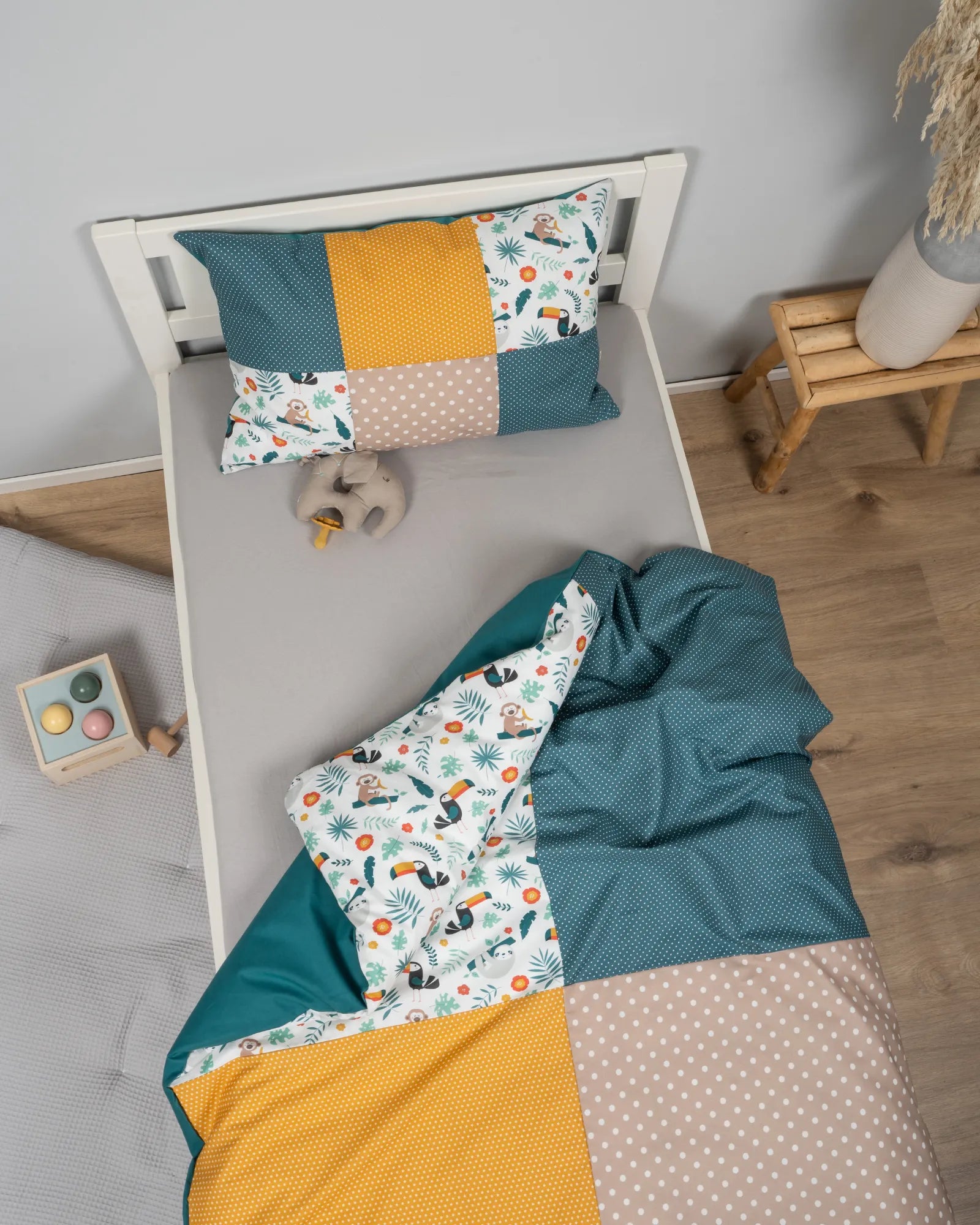 ullenboom-baby-bettwaesche-100x135-patchwork__dschungel_szeneriepng-ULLENBOOM Baby