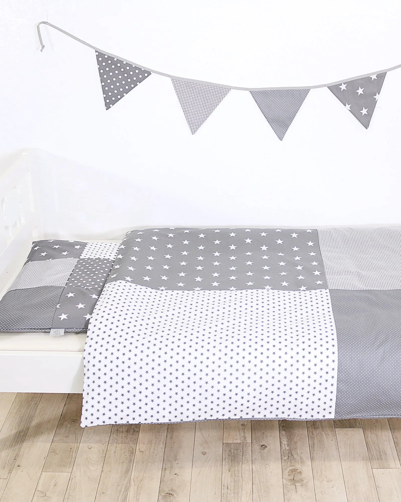 ullenboom-baby-bettwaesche-100x135-patchwork__grau_sterne_szeneriepng-ULLENBOOM Baby