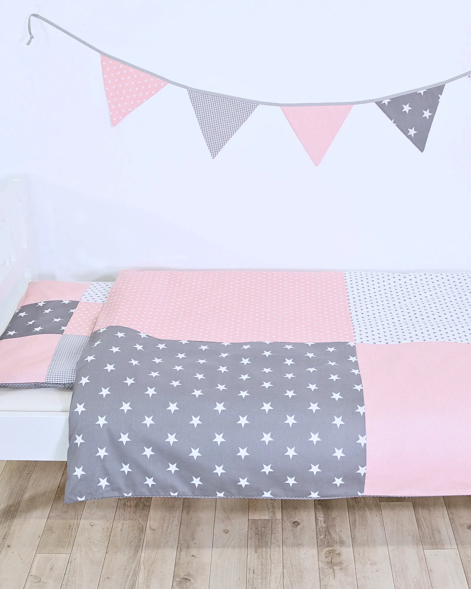 ullenboom-baby-bettwaesche-100x135-patchwork__rosa_grau_szeneriepng-ULLENBOOM Baby